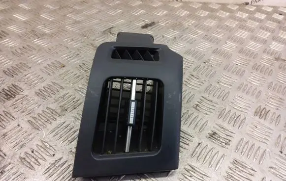Toyota Prius (XW30) Dashboard side air vent grill/cover trim 55686-47020 55650-47080 55660-47030