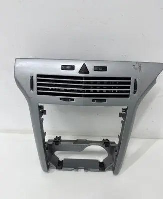 Opel Astra H Radio/GPS head unit trim 331985437