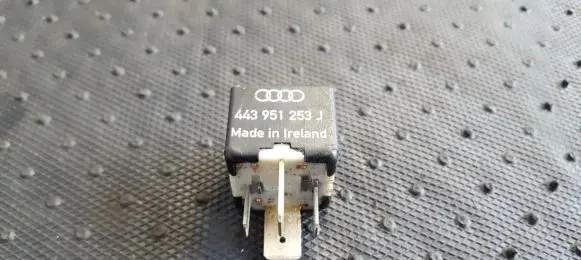 Volkswagen PASSAT B5 Other relay 443951253J 899511000
