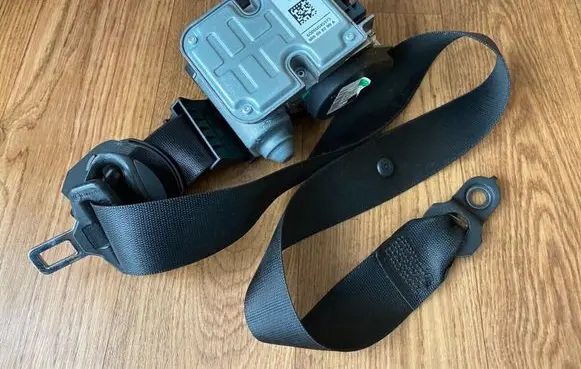Mercedes-Benz E W211 Front seatbelt A2118604286