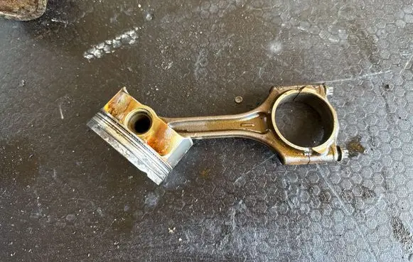 Volvo XC90 Piston with connecting rod