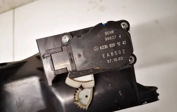 Mercedes-Benz CLK A209 C209 Air flap motor/actuator A2308201242 B6627