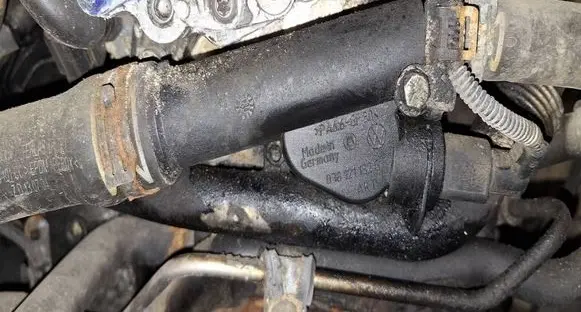 Volkswagen Touran I EGR valve cooler 038121132G