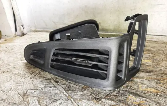 Ford Focus Dashboard side air vent grill/cover trim BM51018B09