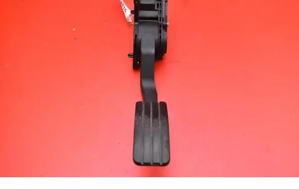 Accelerator throttle pedal