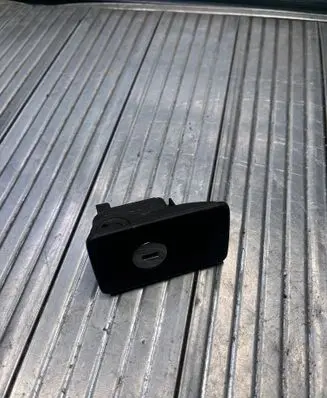 Volkswagen PASSAT B6 Glove box lock 3C1857147