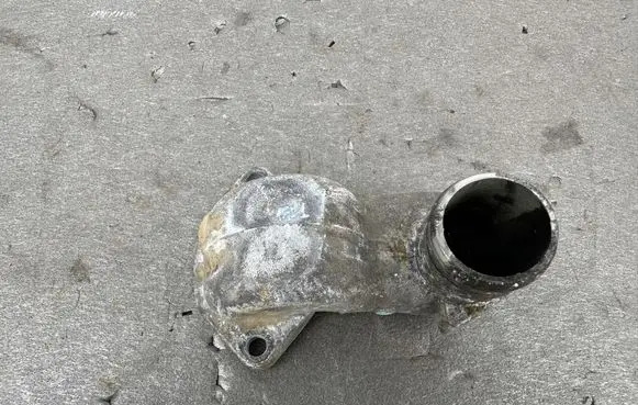Engine coolant pipe/hose