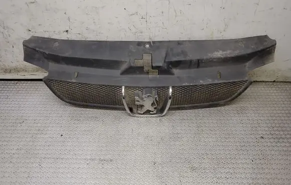Peugeot 406 Front bumper upper radiator grill 9631250277