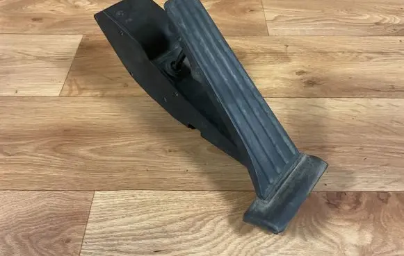 BMW 5 E39 Accelerator throttle pedal 6762480 25916010