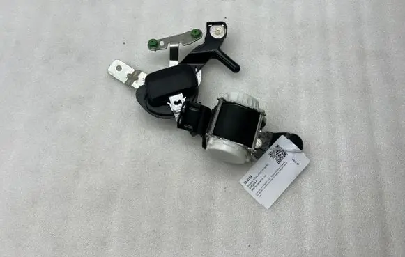Middle seatbelt (rear)