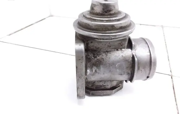 BMW 5 E34 EGR valve 2246145