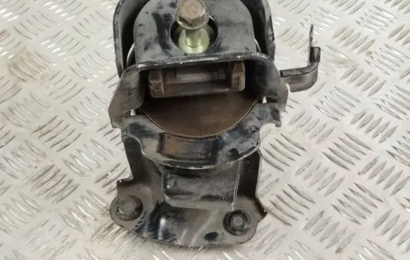 Toyota RAV 4 (XA50) Engine mount bracket