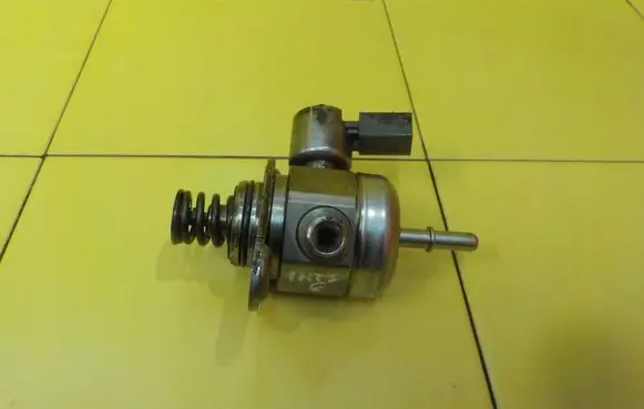 BMW 1 F20 F21 Fuel injection high pressure pump 7607159