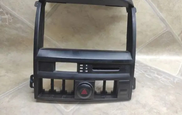 KIA Sorento Radio/GPS head unit trim 8476103E000