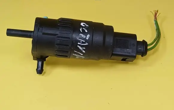 Skoda Octavia Mk1 (1U) Windscreen/windshield washer pump 1J6955651