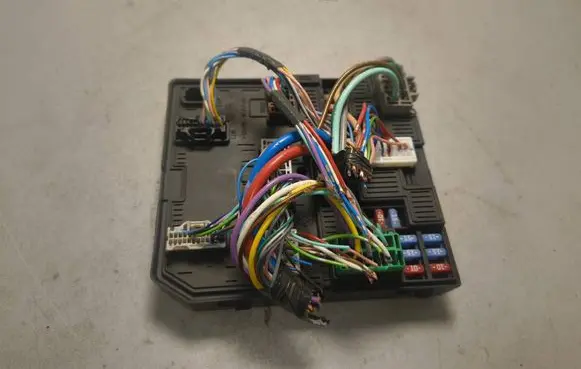 Nissan Qashqai Fuse module 284B74BA0A 1072557939 521501F09