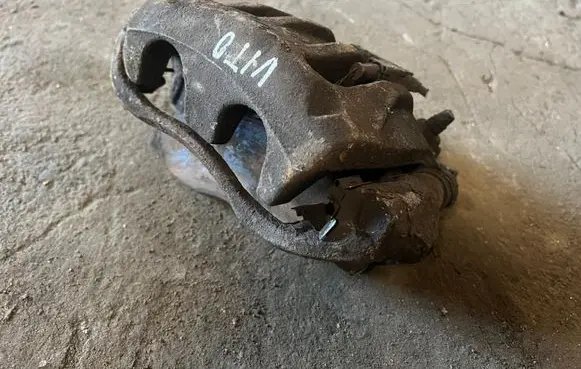 Mercedes-Benz Vito Viano W639 Front brake caliper