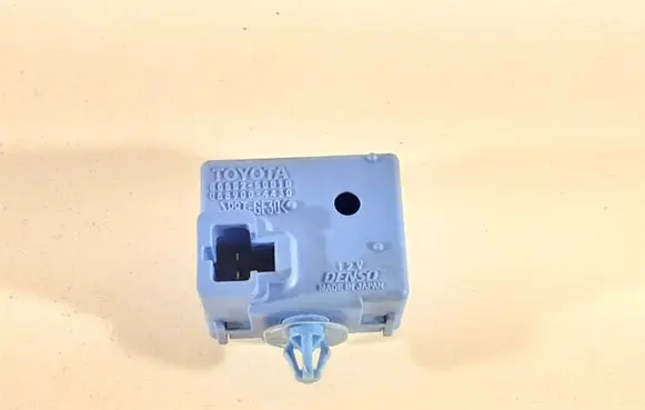 Toyota Prius (XW30) Horn buzzer relay 8665250010 0689004430