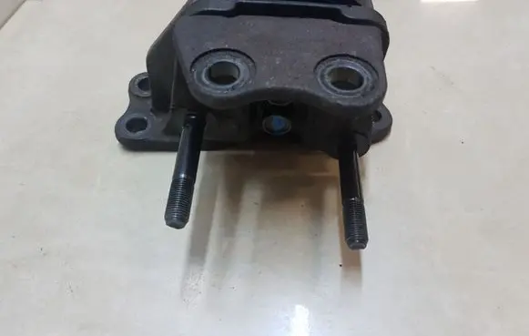Hyundai Santa Fe Engine mount bracket