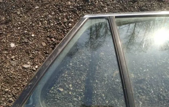 Toyota Avensis T270 Rear vent window glass as2
