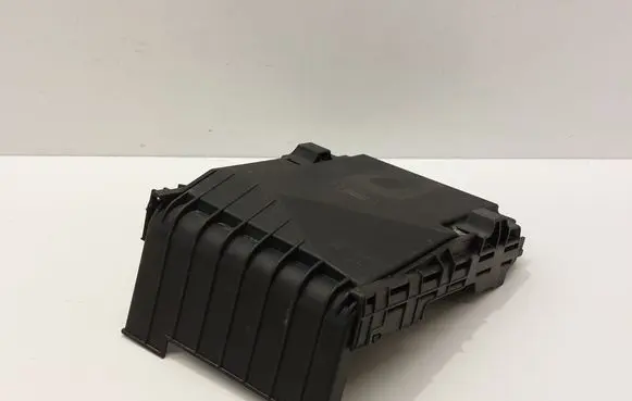 Volkswagen Tiguan Fuse box cover 1K0937132F