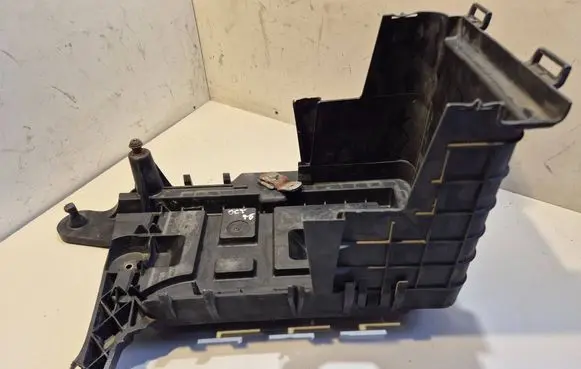 Skoda Octavia Mk2 (1Z) Battery tray 1K0915333