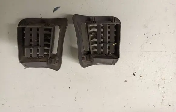 Chrysler Voyager Dash center air vent grill 96683 4706401