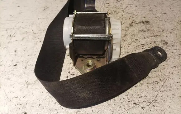 Ford Focus Front seatbelt 33032388G