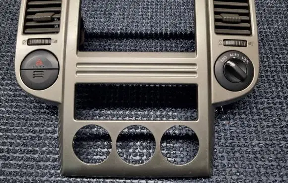 Nissan X-Trail T30 Dash center air vent grill 68260EQ100 2D1NAUT0