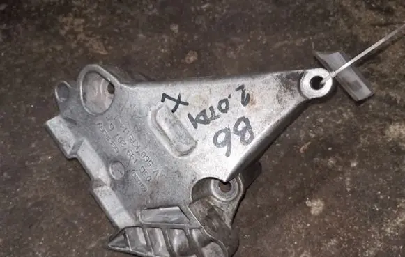 Volkswagen PASSAT B6 Engine mounting bracket 03G199207G