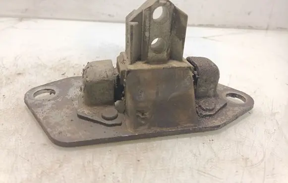 Volvo S60 Engine mount bracket 