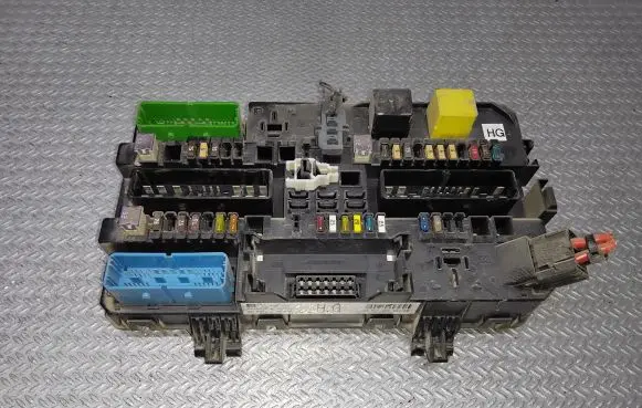 Opel Zafira B Fuse module 13206759 5DK00866952