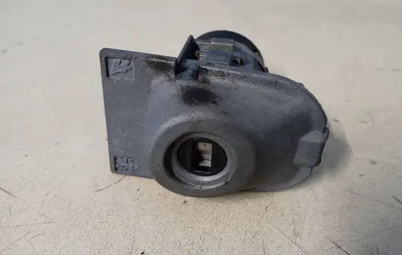 Land Rover Evoque I Front door lock (next to the handle) 30784963