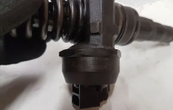 Volkswagen Golf V Fuel injector 038130073AG 0414720215