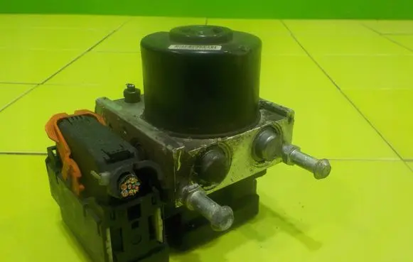 Mitsubishi Lancer VIII ABS Pump 4670A516