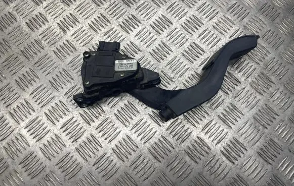Accelerator throttle pedal