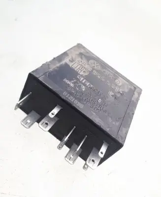 Volkswagen PASSAT B5 Window wiper relay 4B0955531A 377