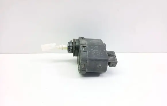 Volkswagen Golf III Headlight level adjustment motor 1H0941295 00437547