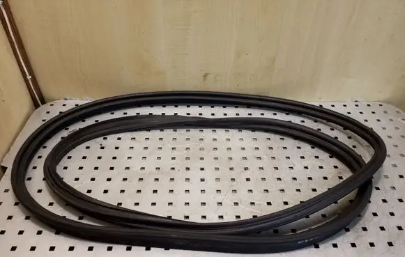 Trunk rubber seal (body)