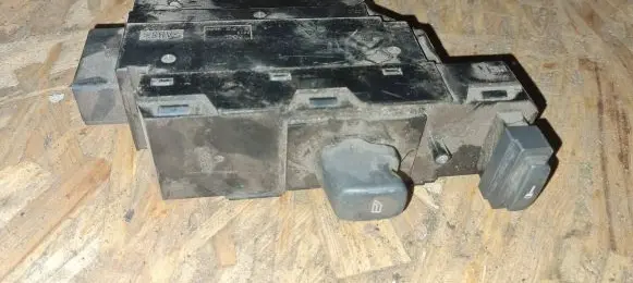 Volvo V70 Electric window control switch 8682950