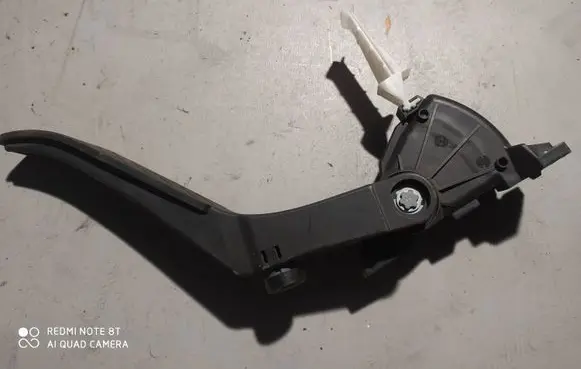 Volkswagen Touareg II Accelerator throttle pedal 7L0723507D