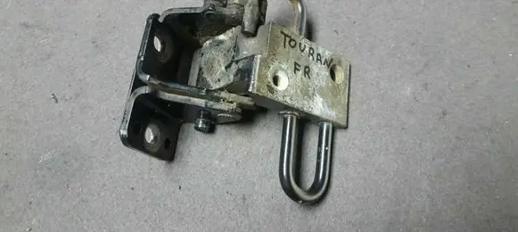 Volkswagen Touran I Front door lower hinge 1T0831411A