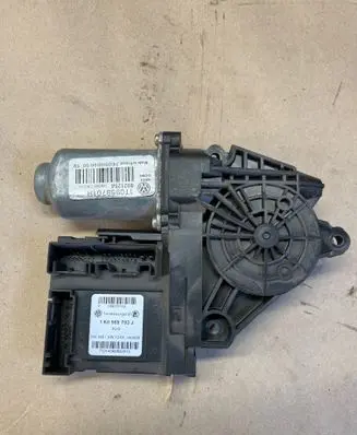 Volkswagen Caddy Front door window regulator motor 1K0959793J 05075710 71014060830915