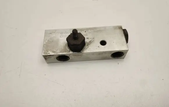 Mercedes-Benz CL C215 Air suspension valve block A2203200251