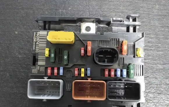 Citroen C3 Fuse module 9659741880 00190405 S10045924
