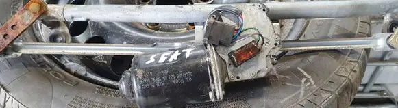 Seat Toledo II (1M) Front wiper linkage and motor