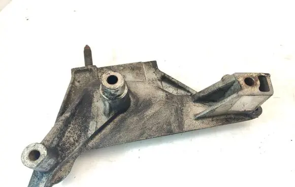 Hyundai Santa Fe Engine mounting bracket