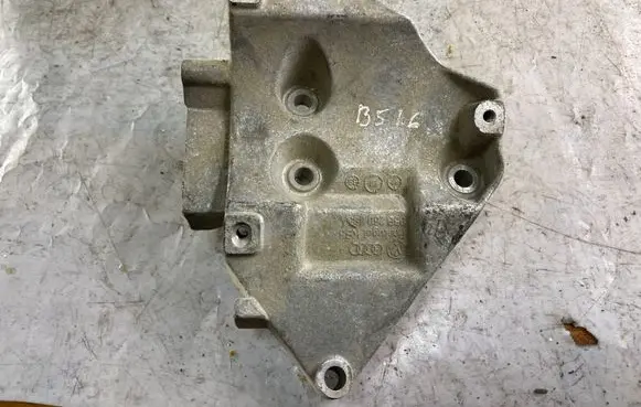 Volkswagen PASSAT B5 Engine mounting bracket 06b260885a