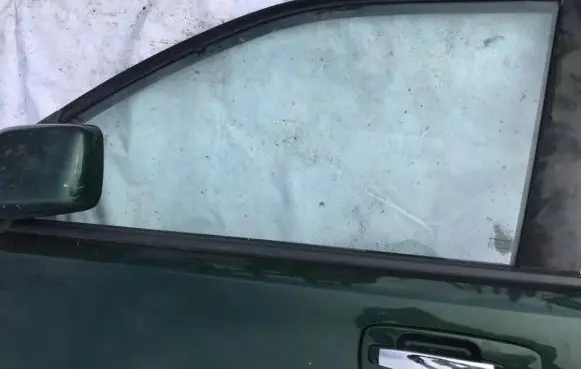 Nissan X-Trail T30 Front door window glass four-door