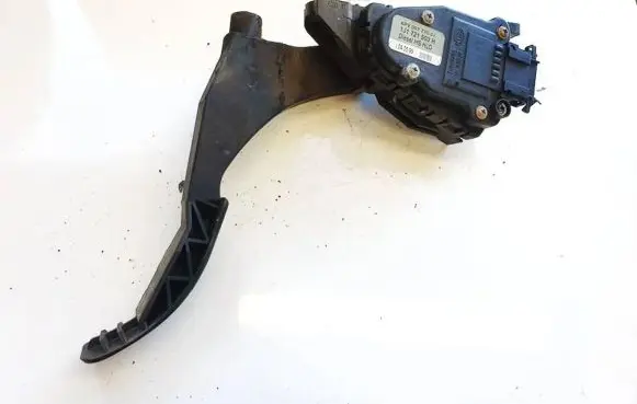 Accelerator throttle pedal
